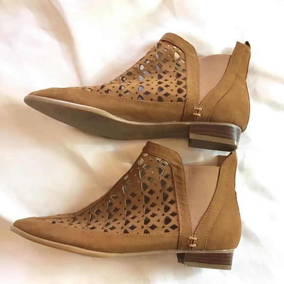 Plume by FarylRobin Sorella Laser Cut Fuax Suede Bootie Ankle Boot Size 8.5 - Picture 2 of 9